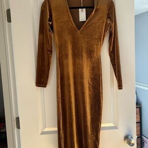 Good American - Long Sleeve Velvet Midi Dress in Camel